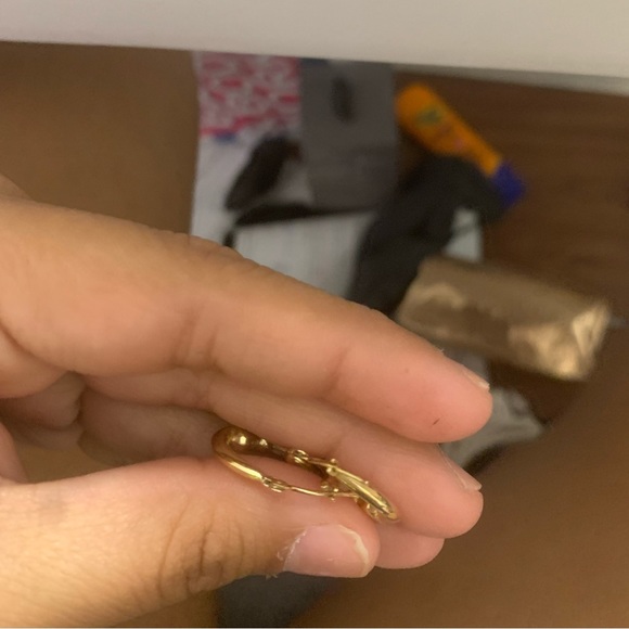 Gold butterfly earrings - Picture 3 of 4